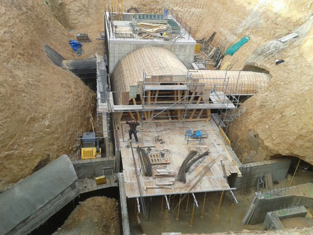 Se está construyendo una gran estructura de hormigón en el suelo.