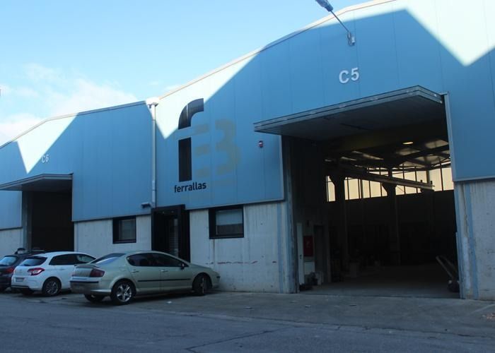 Un edificio con el número c5