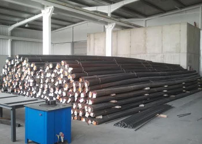 Un almacén lleno de muchos tubos de metal y una máquina azul.