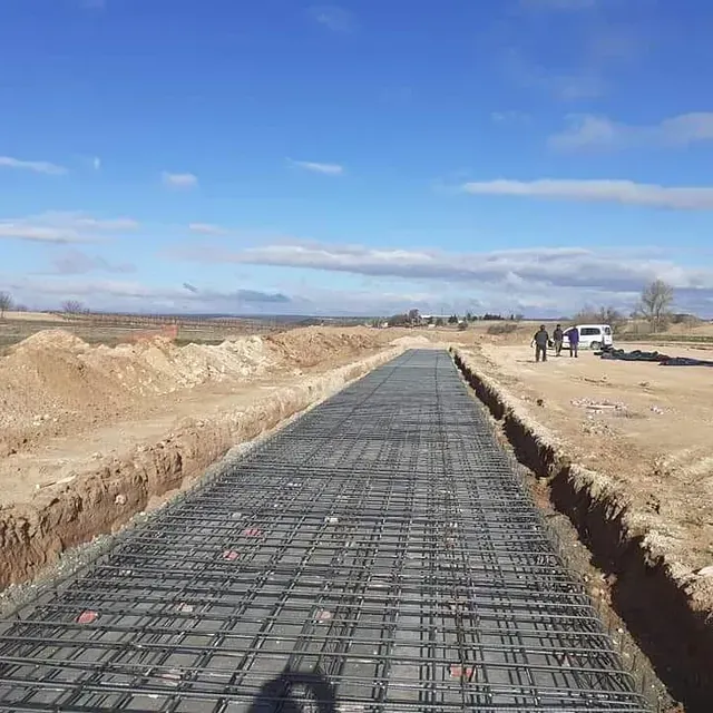 Se está construyendo una carretera en medio de un campo de tierra.