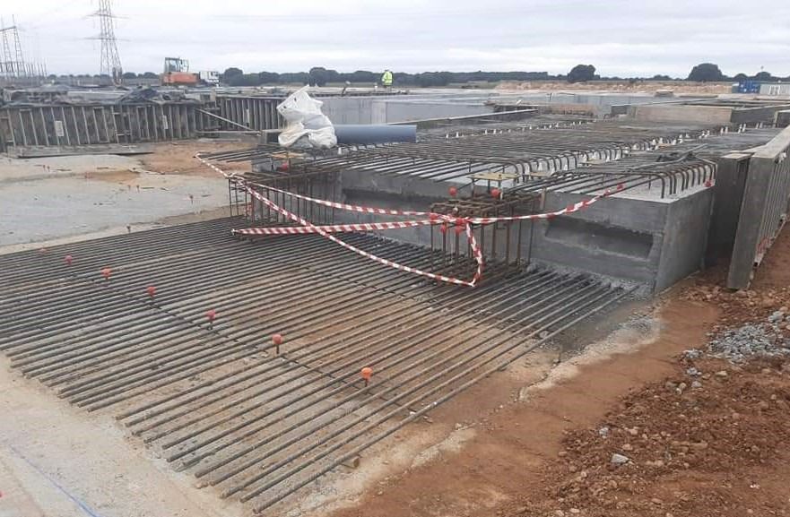 En una obra se está construyendo una gran estructura de hormigón.