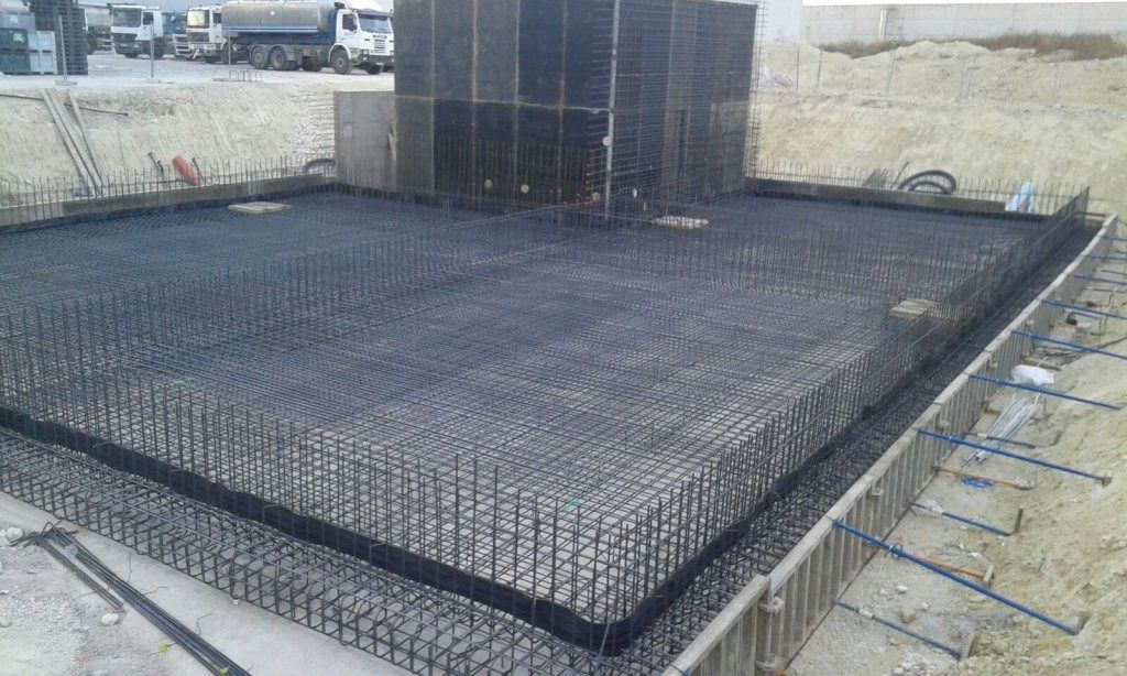 En una obra se está construyendo una gran losa de hormigón.