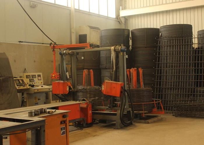 Un almacén con muchos neumáticos apilados uno encima del otro.