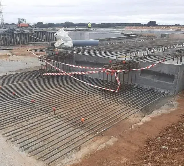 En una obra se está construyendo una gran losa de hormigón.