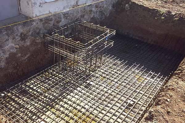 Se está construyendo una base de hormigón en un agujero en el suelo.