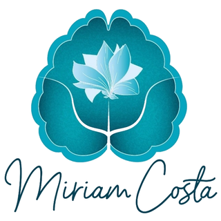Un logotipo para Miriam Costa con una flor azul en el centro.