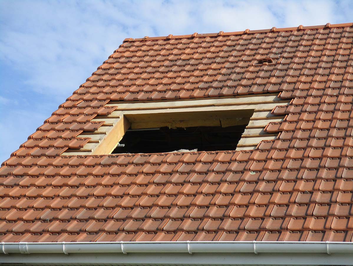 Photo de réalisation d'un troue de toiture pour l'installation de velux