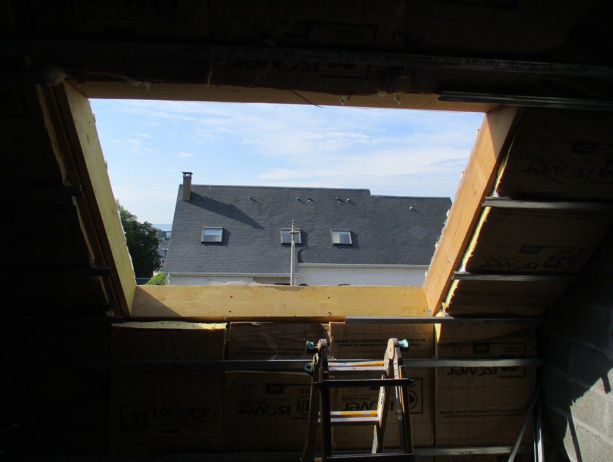 Photo de réalisation d'un troue de toiture pour l'installation de velux vue intérieur