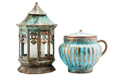 Lanterne décorative en métal patiné et théière en céramique turquoise.