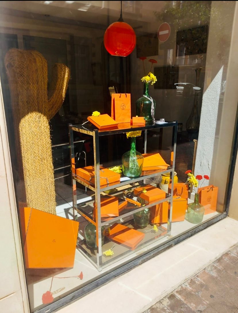 Vitrine de la brocante Casa Marie Antiquités