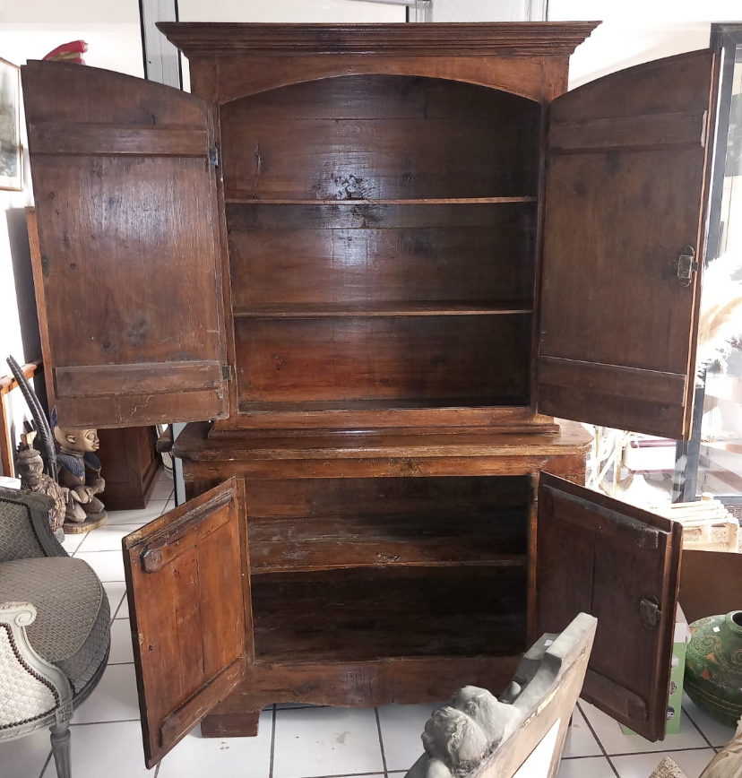 Meuble ancien ouvert