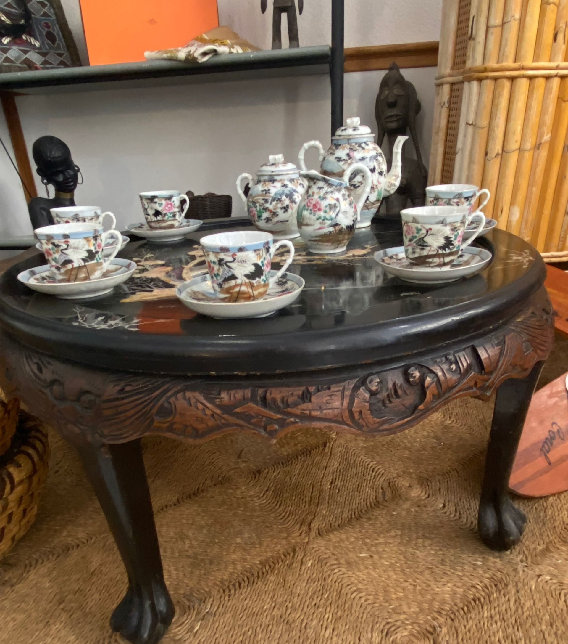 Un service de vaisselle ancien est installé sur une table