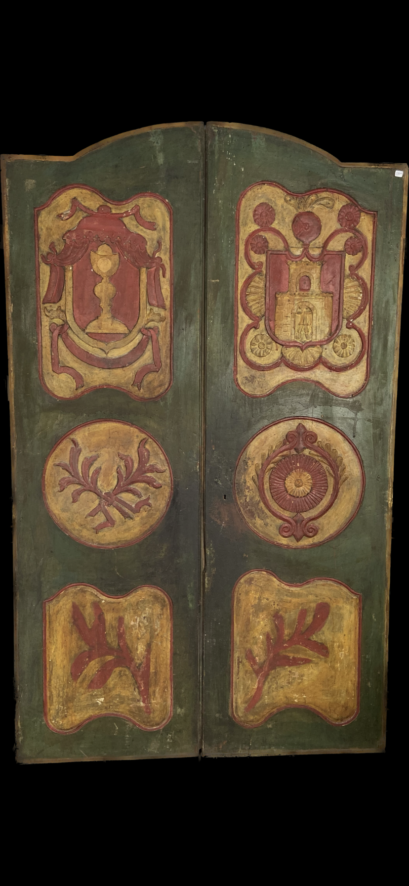 Porte en bois peinte avec motifs circulaires rouges et or