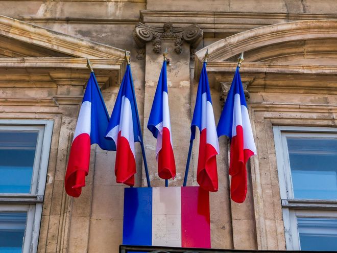 Drapeaux français au fronton d'une administration