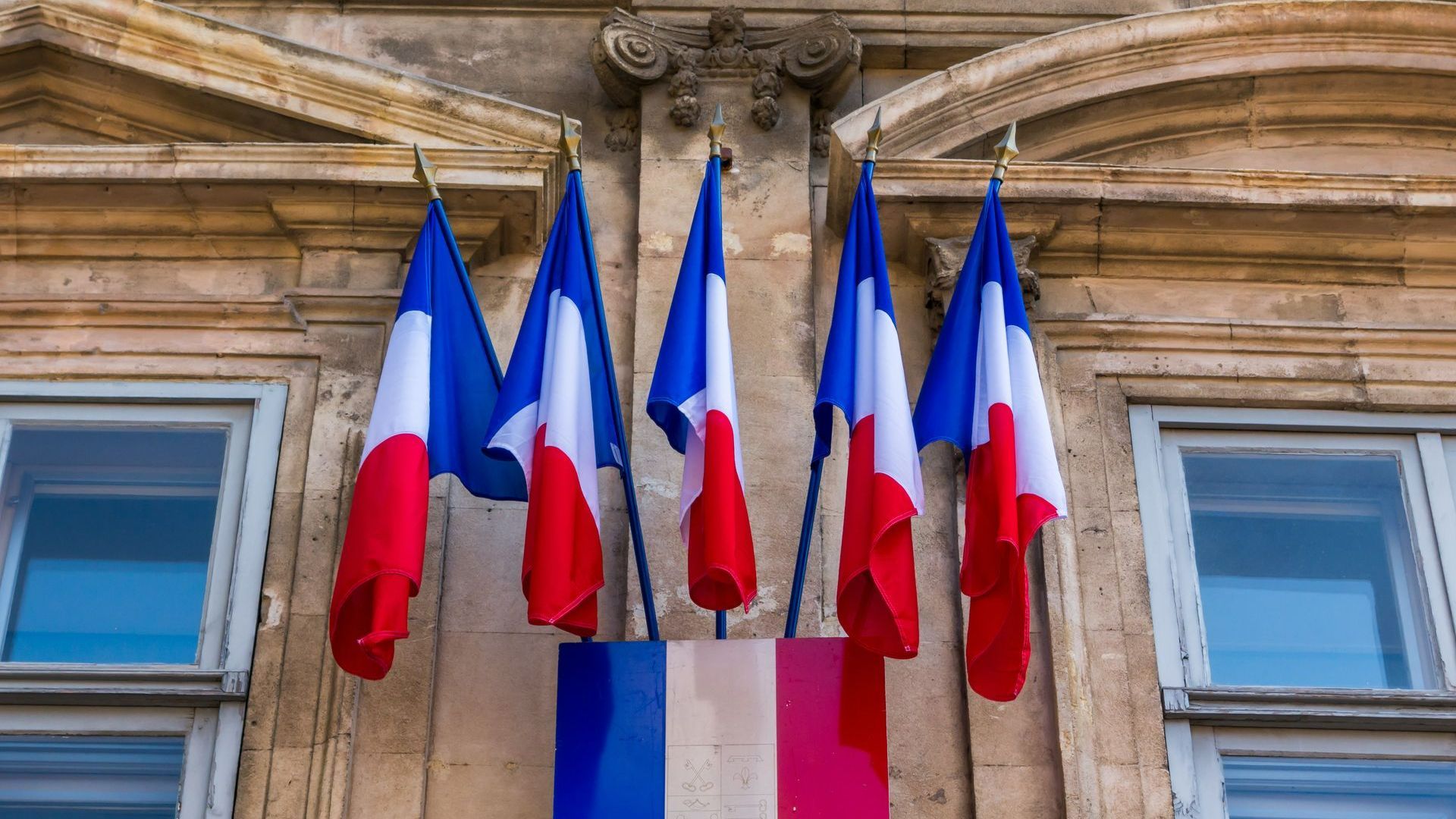 Plusieurs drapeaux français sur une façade