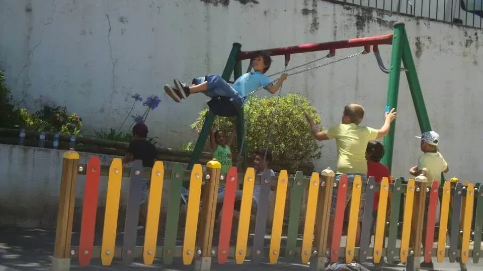 Um grupo de crianças está brincando em um balanço