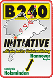 B240-Initiative-Schild mit Kartenumriss, roten Routenmarkierungen und den Beschriftungen Hannover/Holzminden