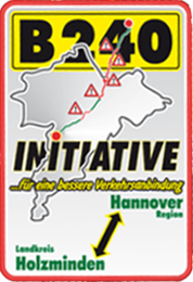 B240-Initiative-Schild mit Kartenumriss, roten Routenmarkierungen und den Beschriftungen Hannover/Holzminden