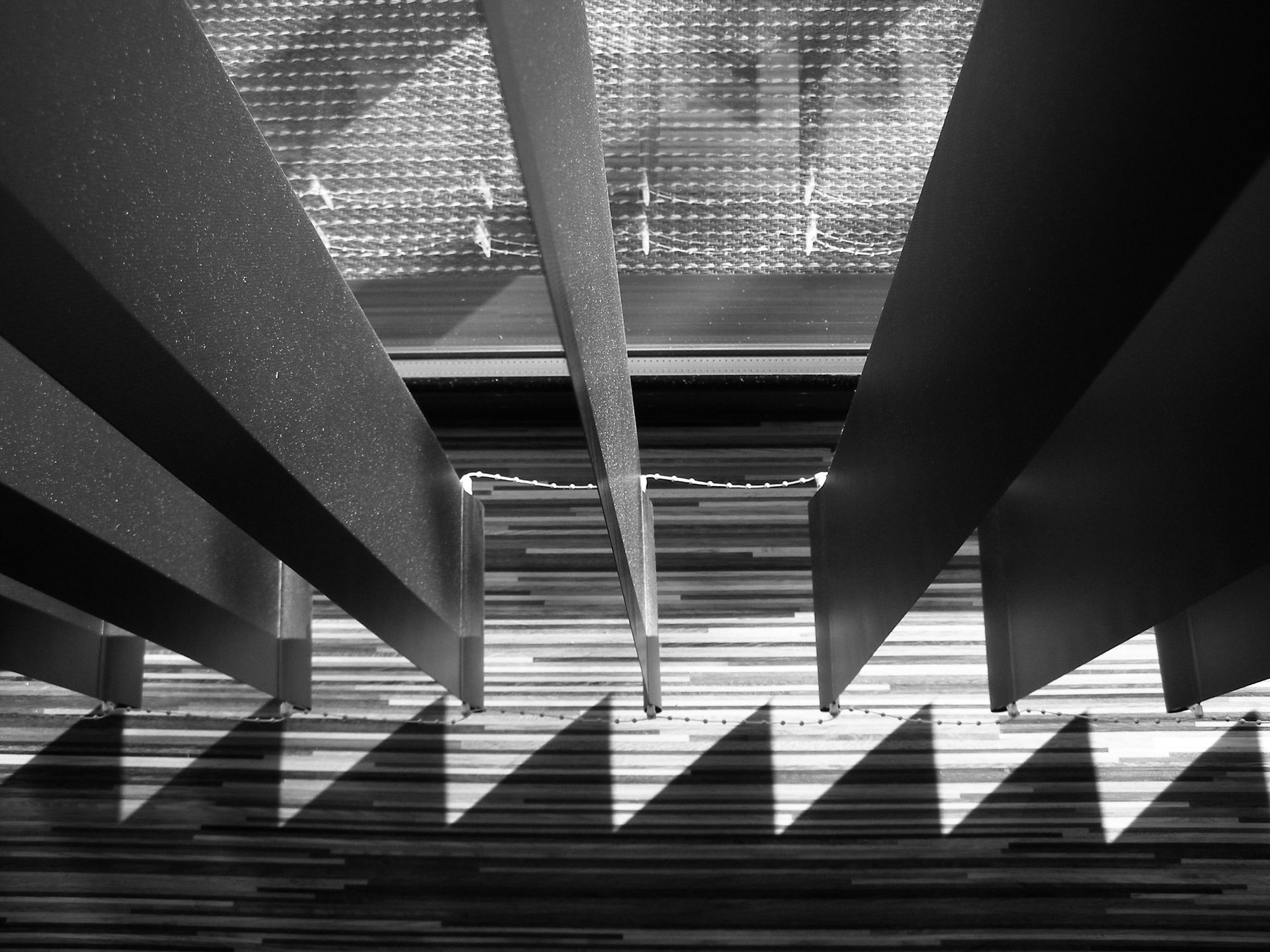 Image en noir et blanc devant store