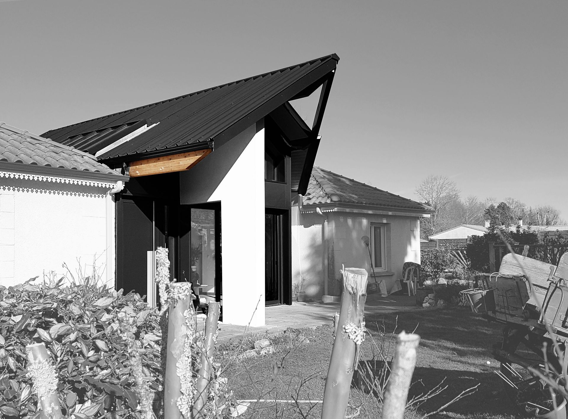 Toiture noire sur photo de maison en noir et blanc