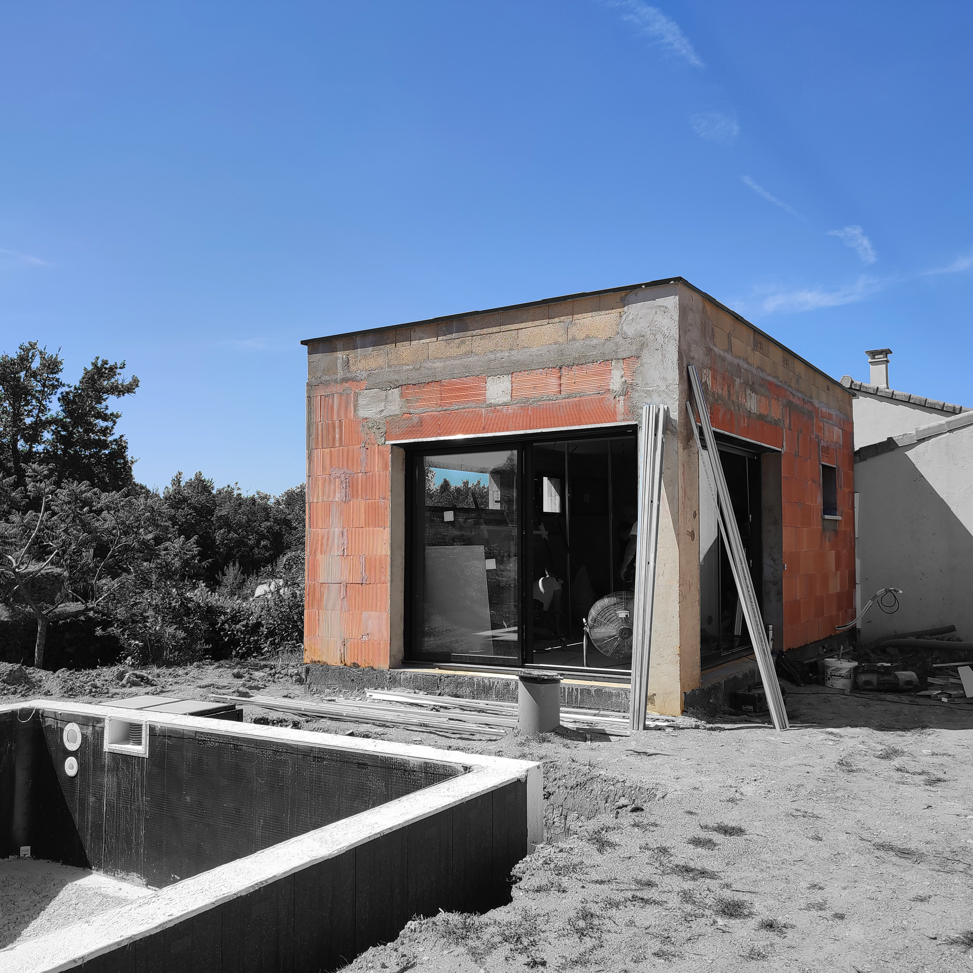 Baie coulissante d'une extension de maison carré