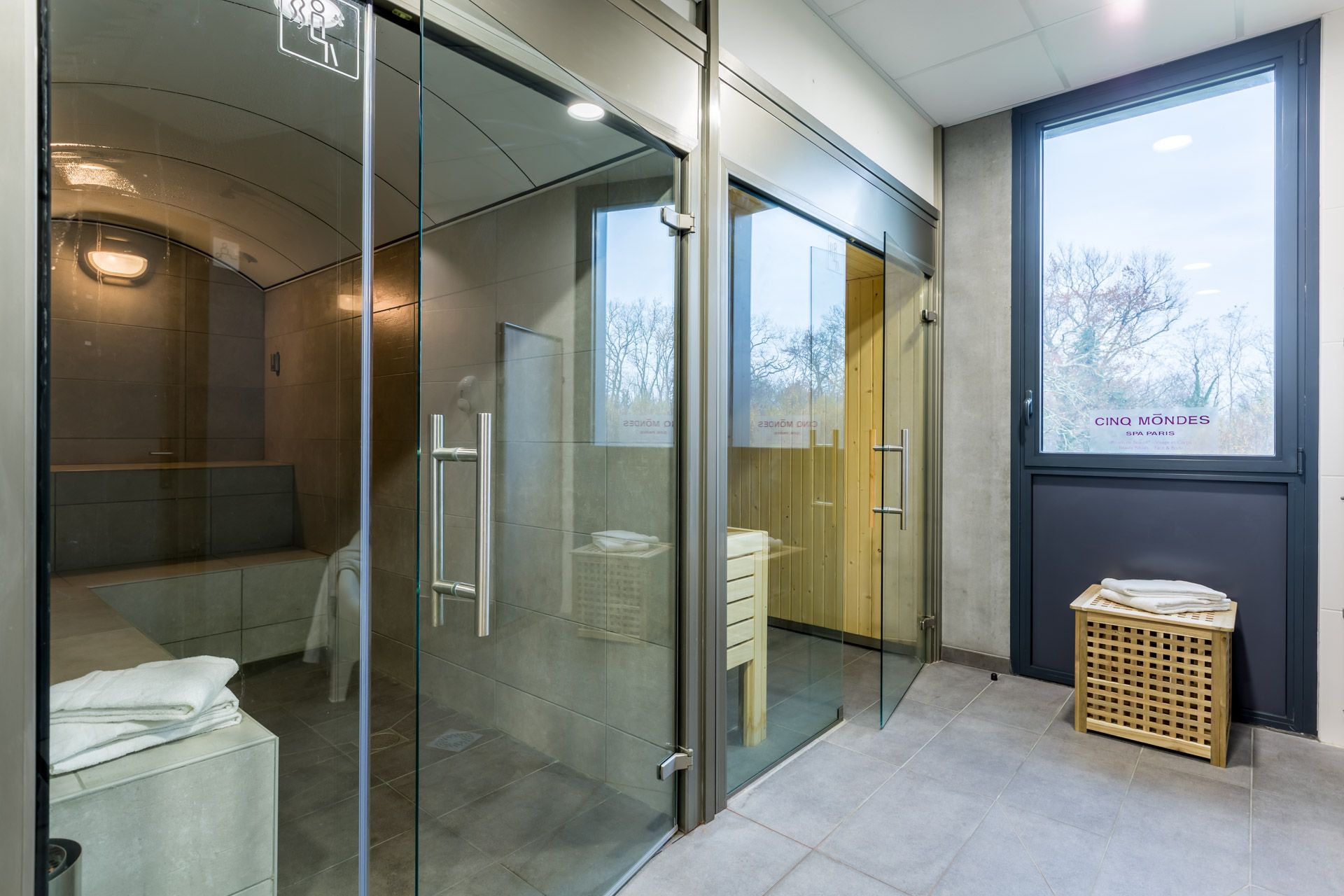 Portes vitrées d'un sauna et d'un hammam