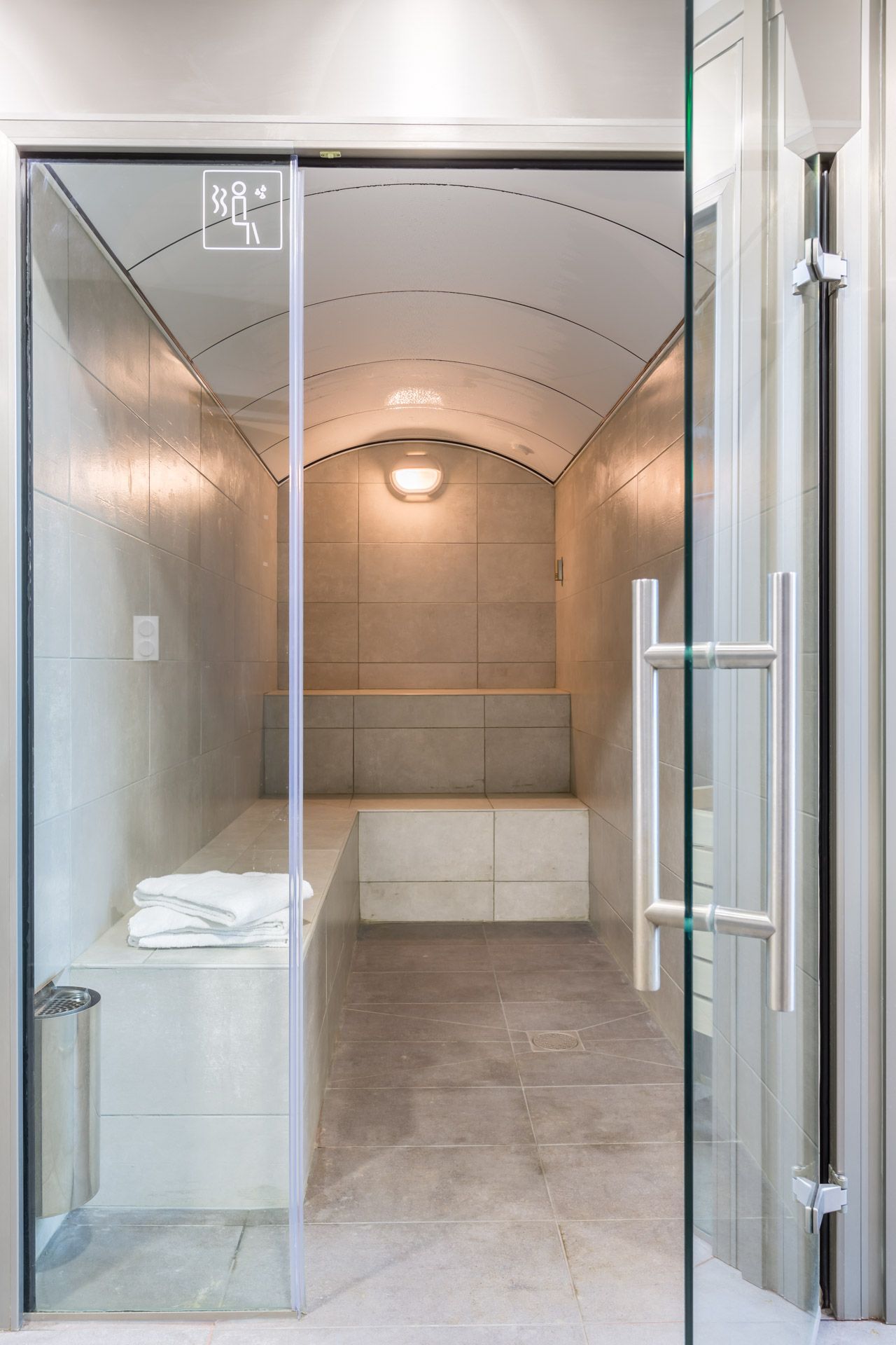 Porte ouverte devant un hammam en ciment