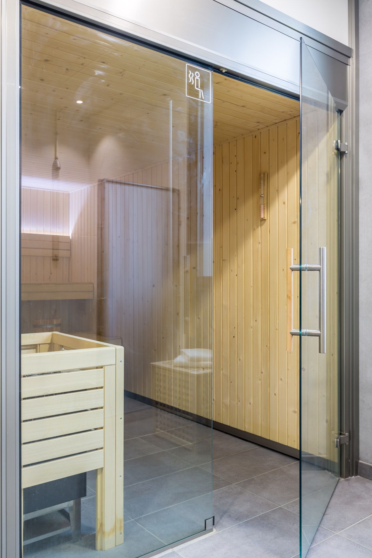 Sauna avec porte vitrée