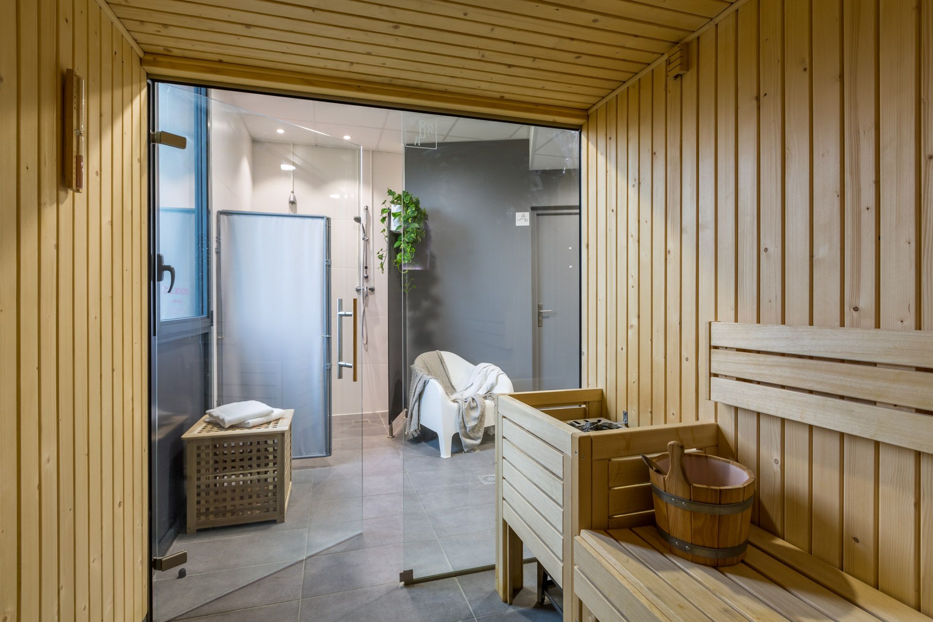 Vue intérieure d'un sauna en vois