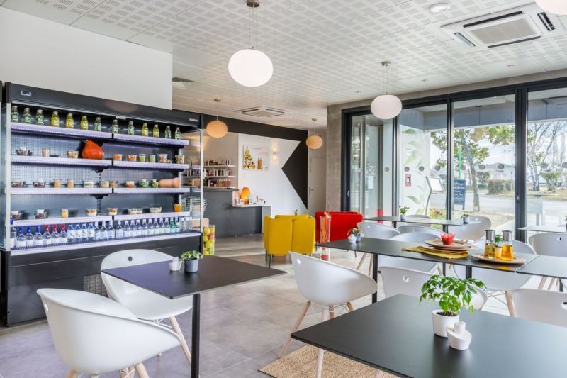 Vitrine de boissons à prendre avec tables et chaises de repas
