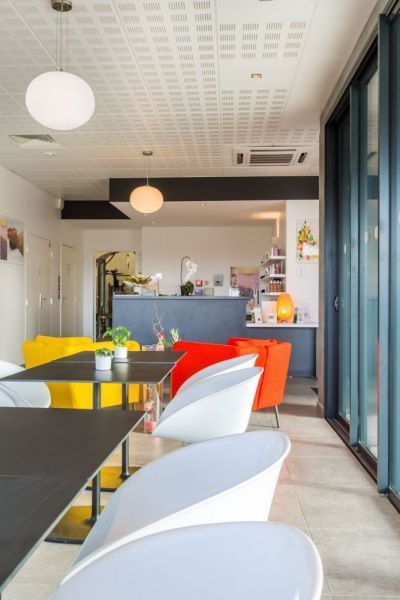 Table de repas avec chaises blanches