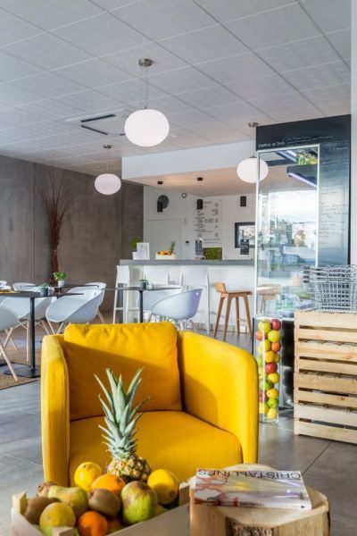 Fauteuil jaune dans salle de restauration