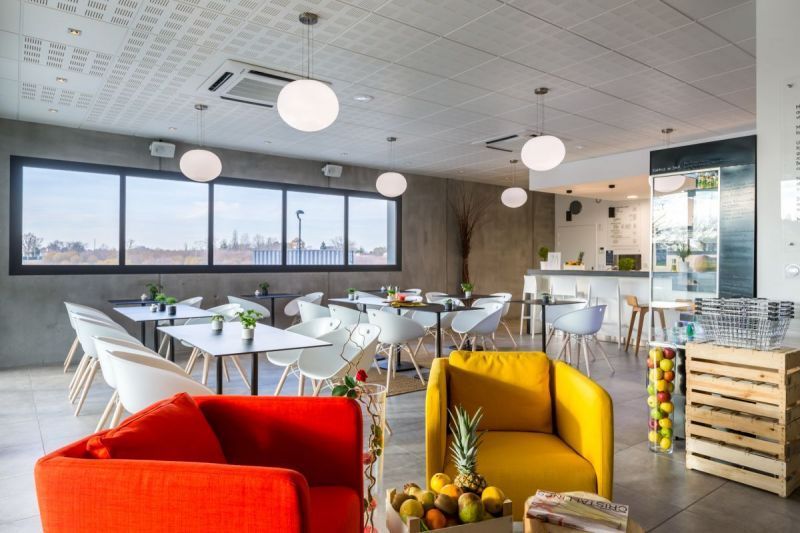 Petit salon dans salle de restauration