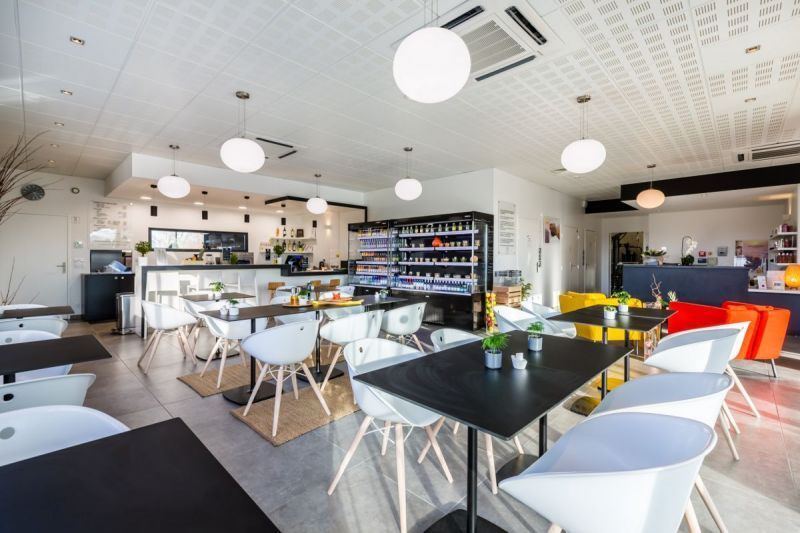 Salle de restaurant avec tables de différentes couleurs