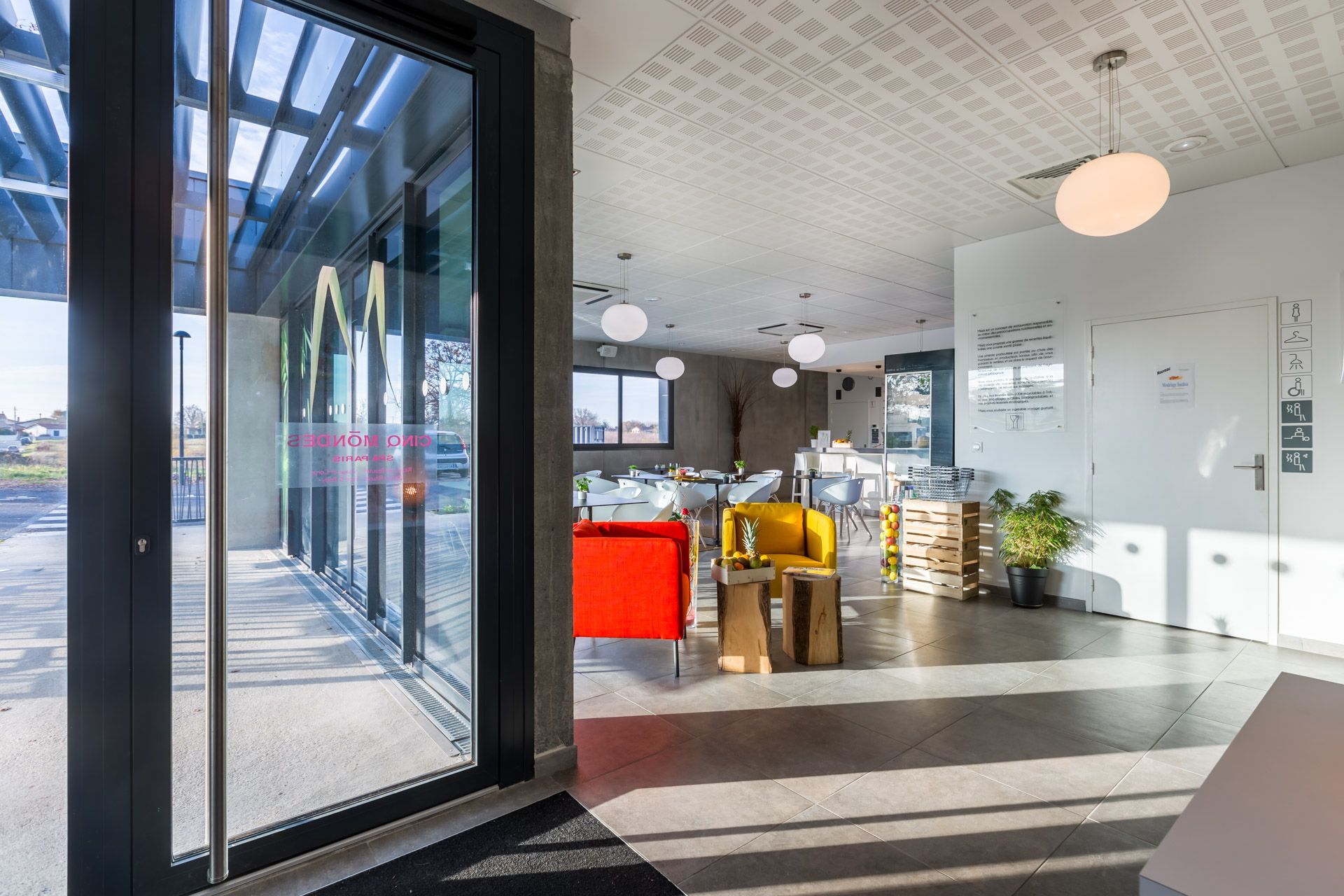 Vue intérieure d'un bâtiment avec fenêtre en diagonale