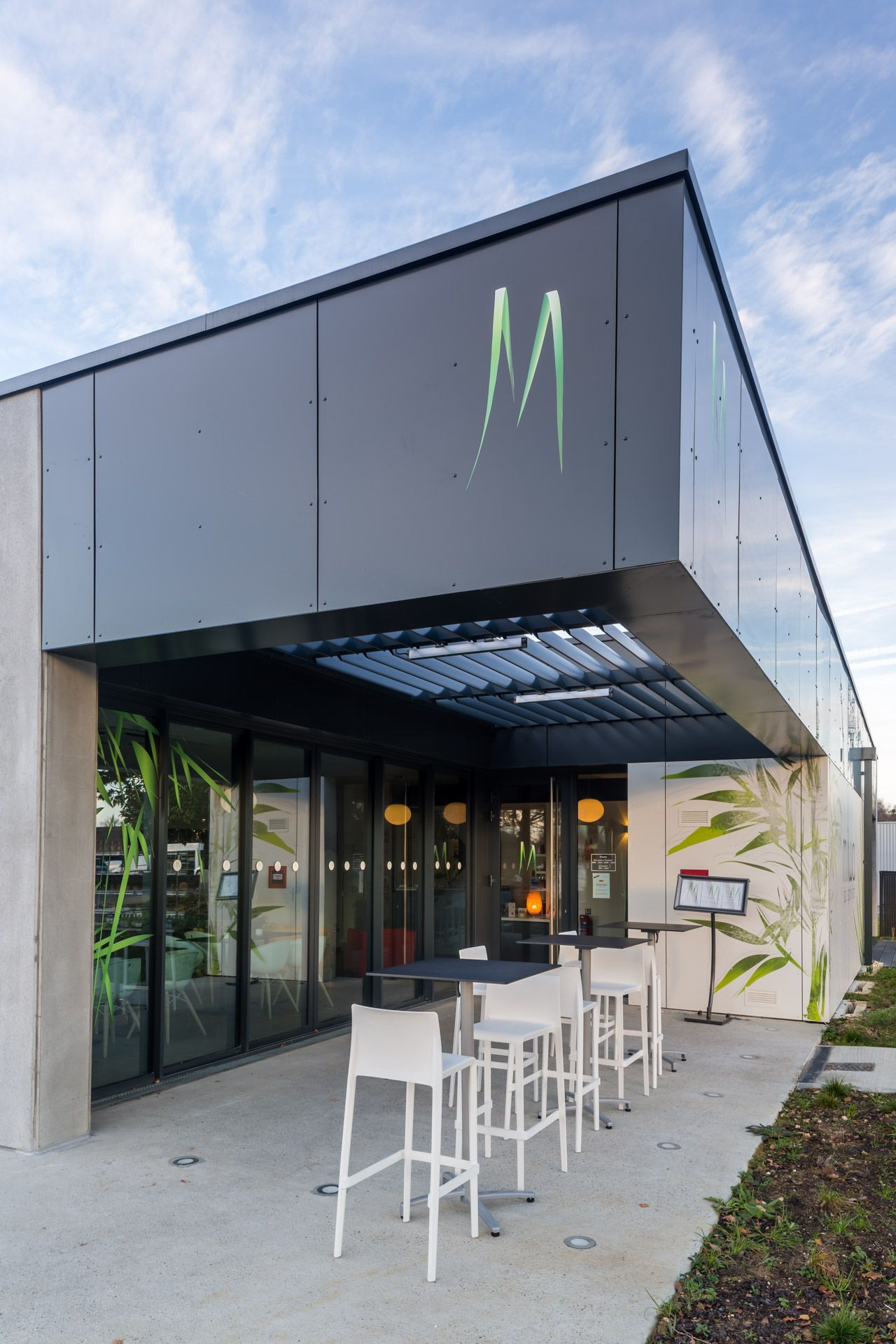 Entrée en diagonale d'un bâtiment rectangulaire refait à neuf 