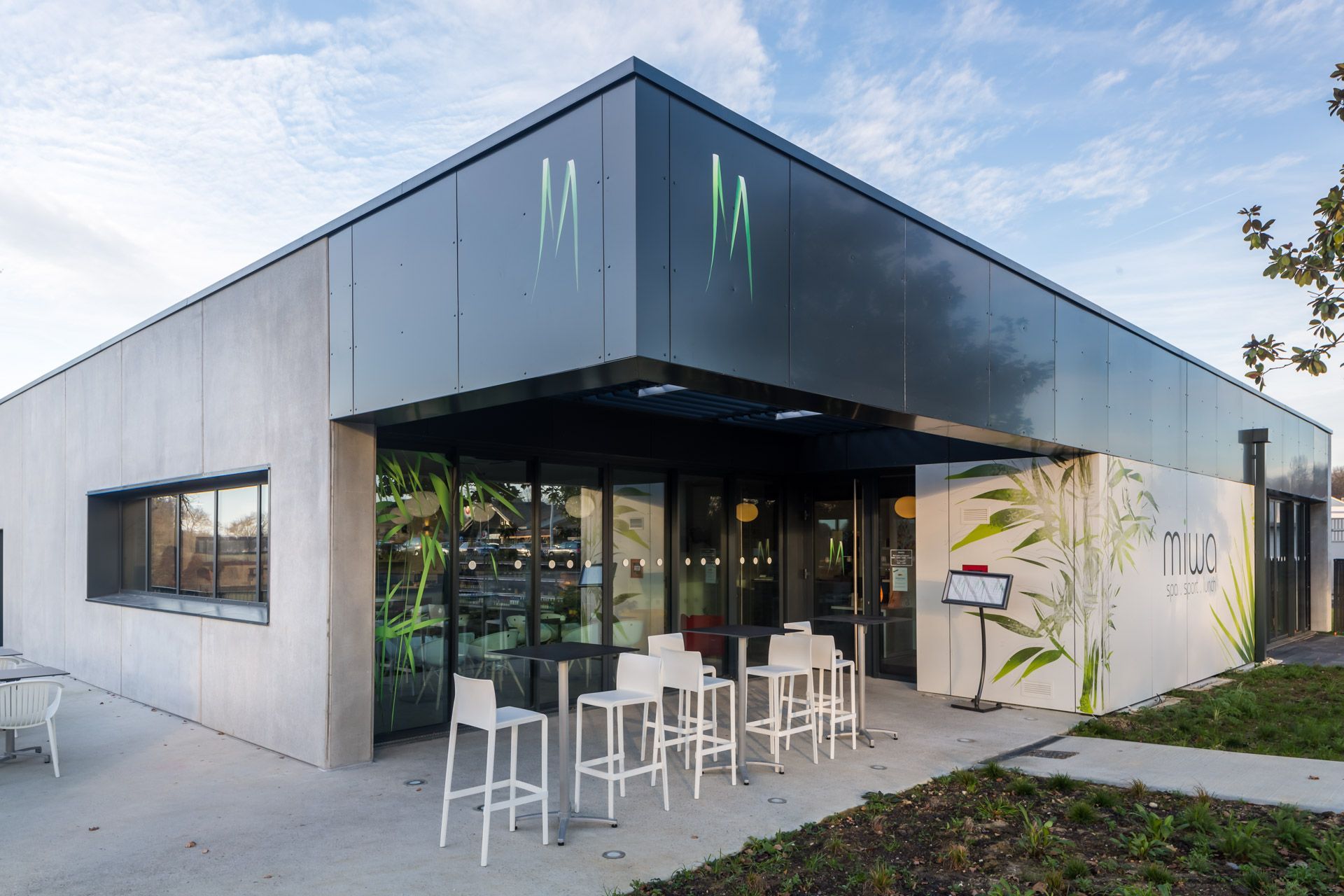 Restaurant-ar avec tables et chaises hautes devant