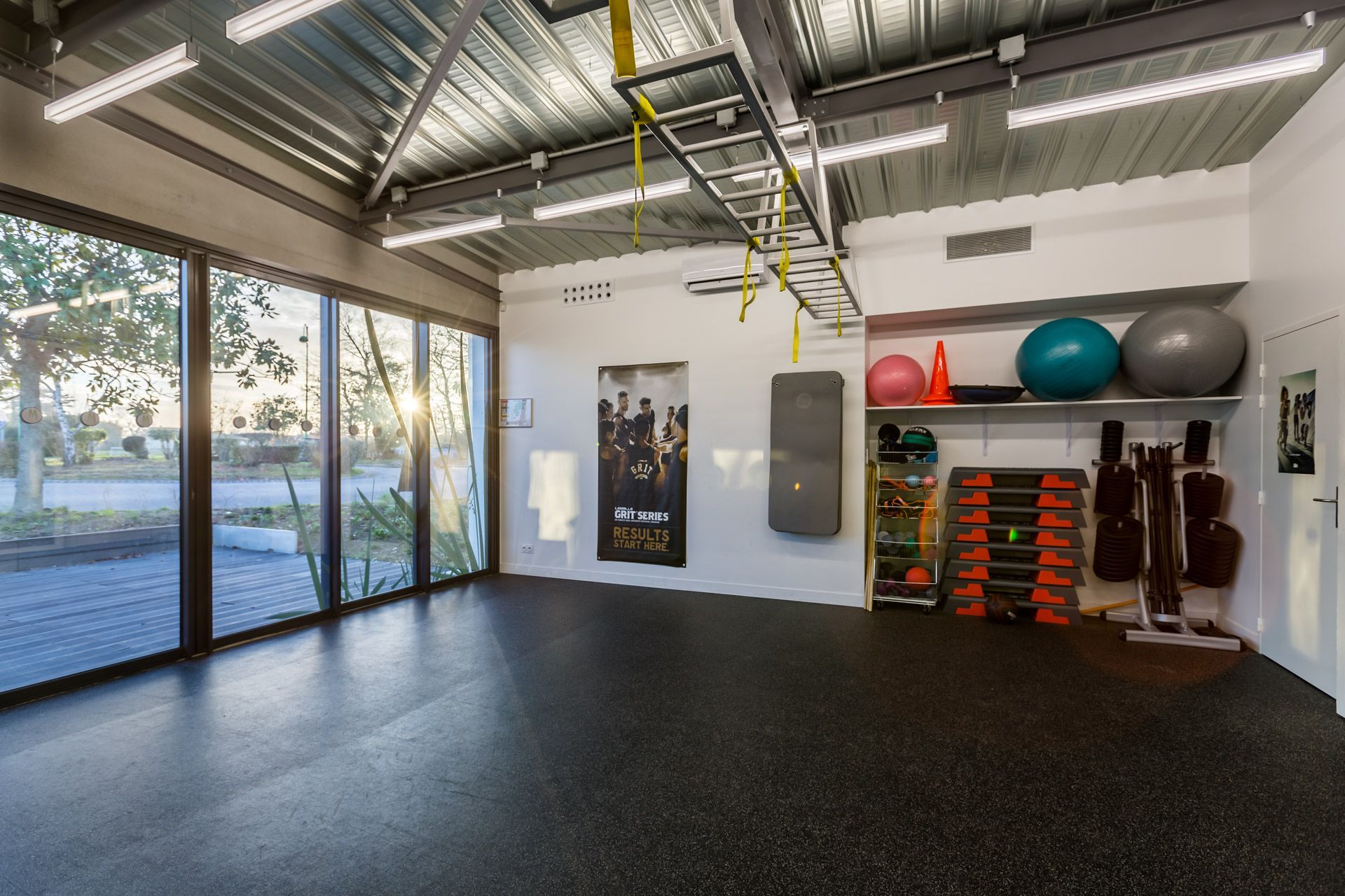 Intérieur d'une salle de sport vide