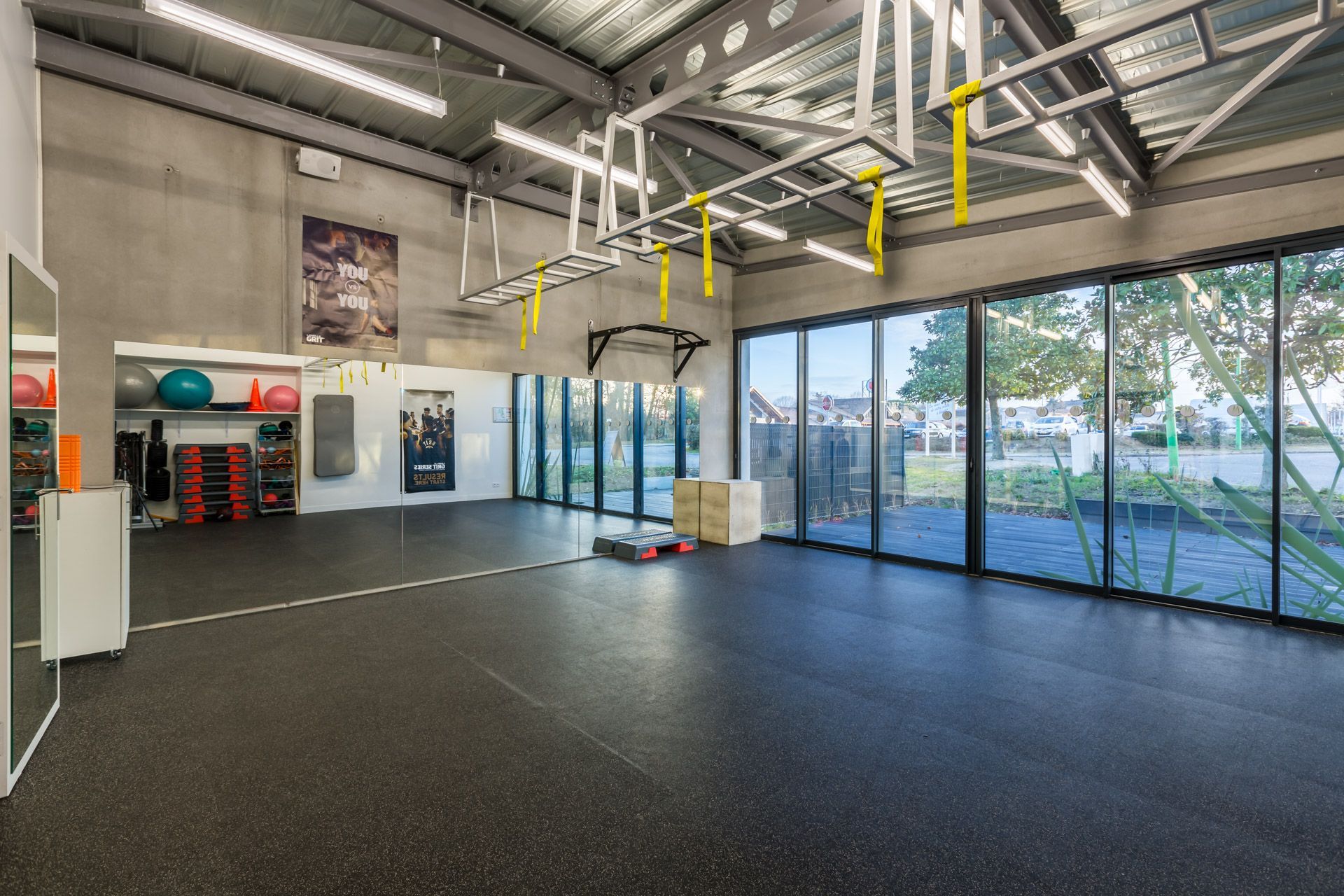Intérieur d'une salle de sport vide avec un grand miroir