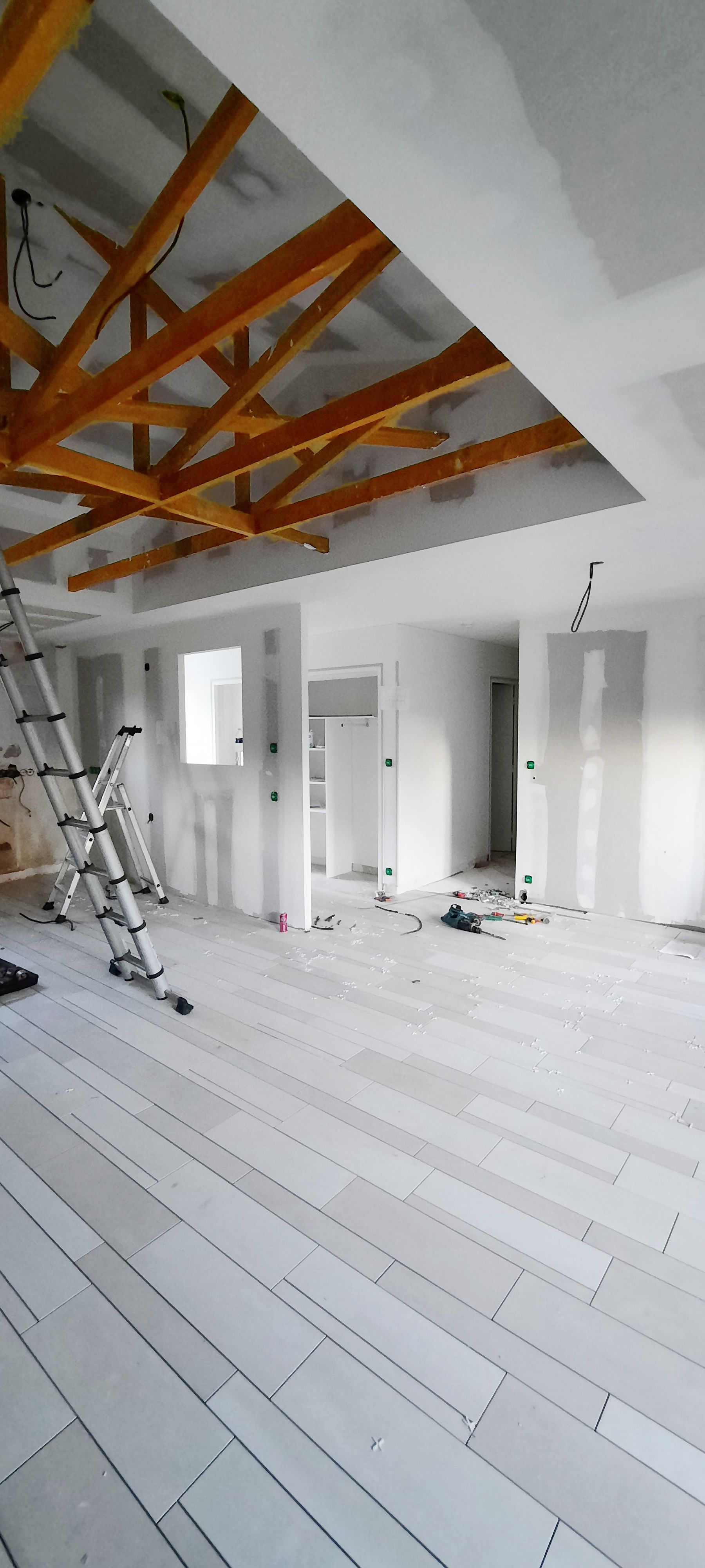 Échelle modulable dans salle en travaux