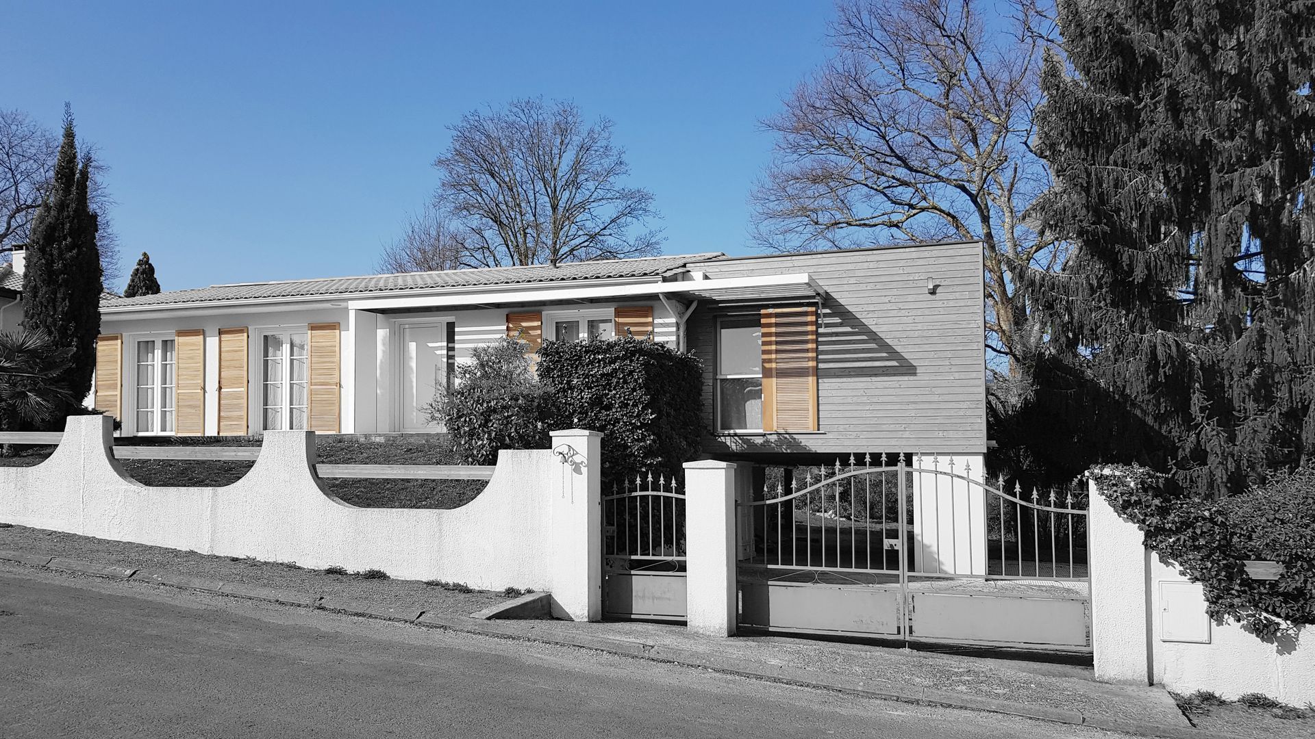 Clôture de maison avec portail en fer gris