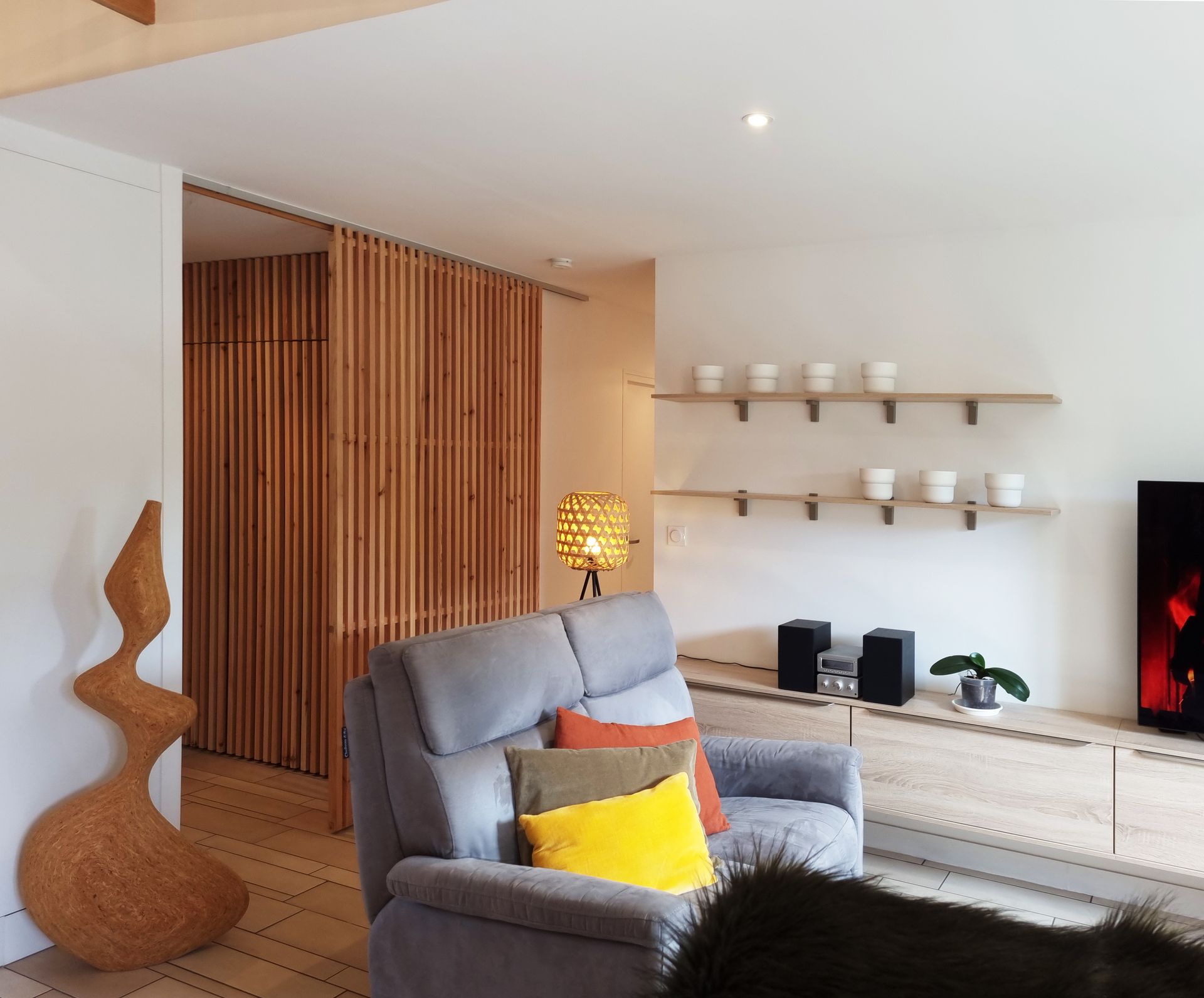 Salon avec bardage en bois