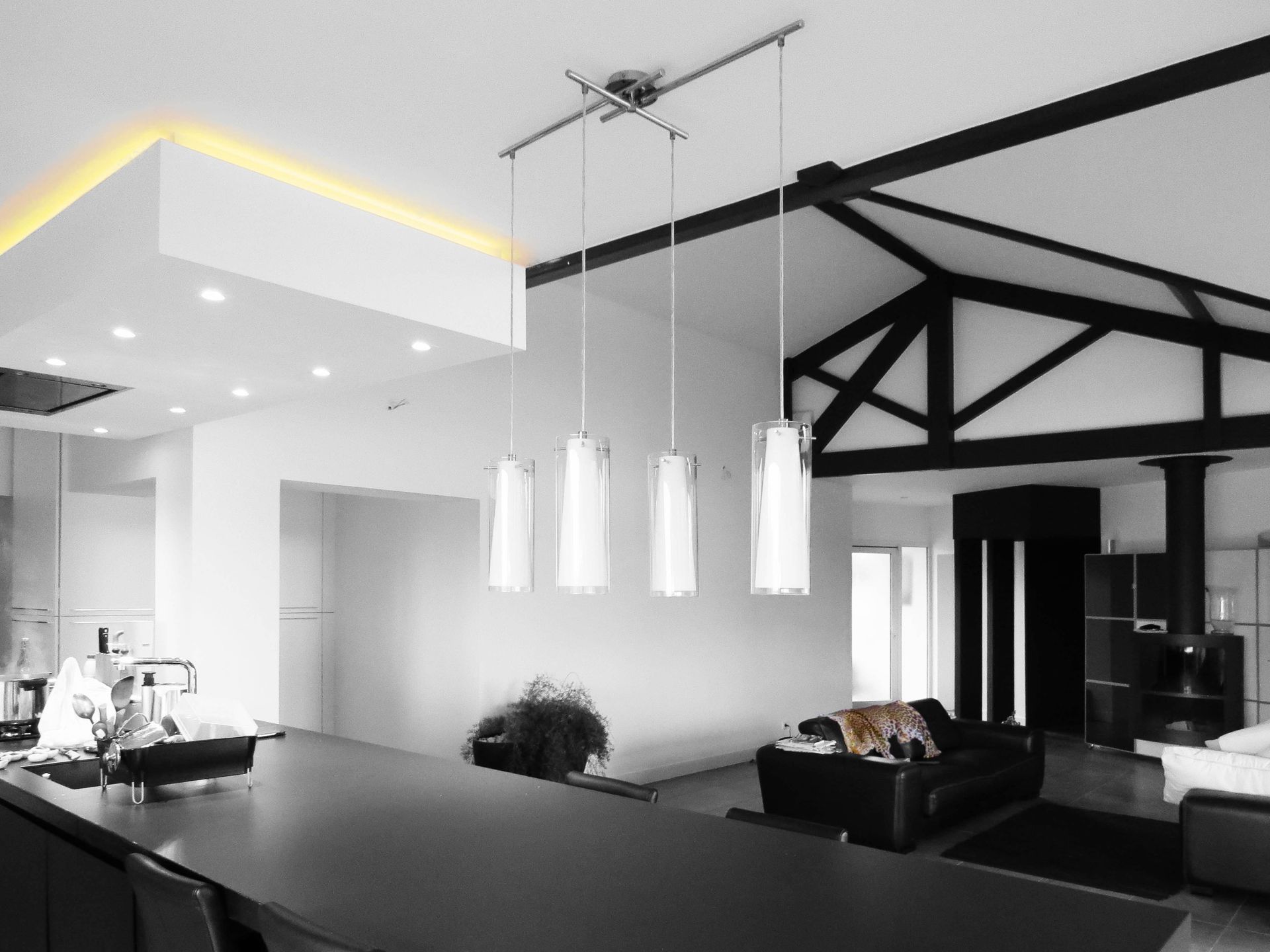 Quatre lustres blancs dans cuisine