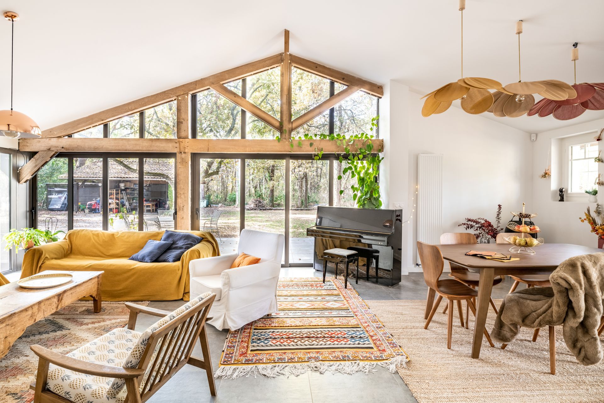 Salon, salle à manger et bar dans intérieur refait à neuf