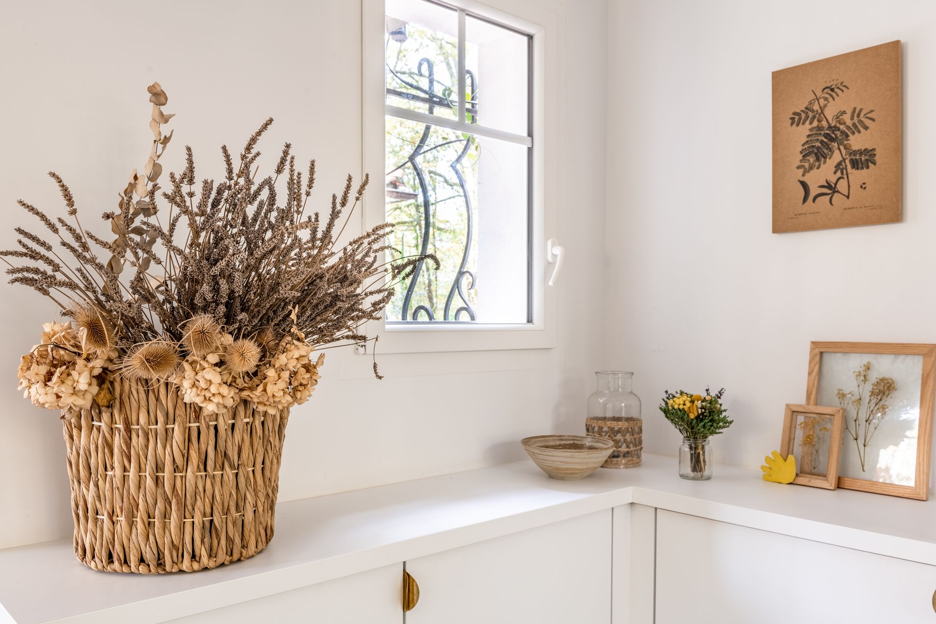 Panier de fleurs séchées sur meuble de rangement
