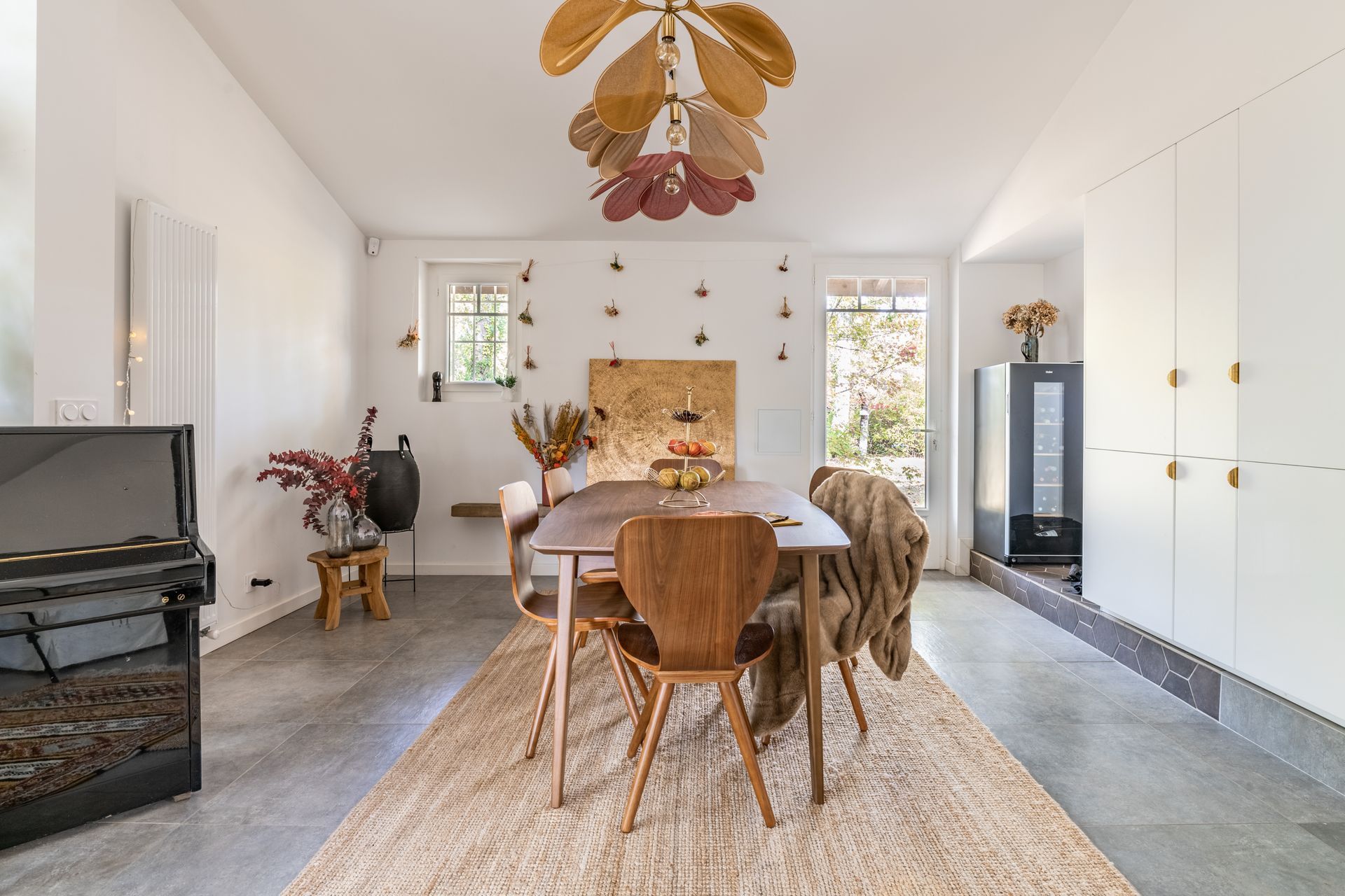 Salle à manger à côté d'un bar