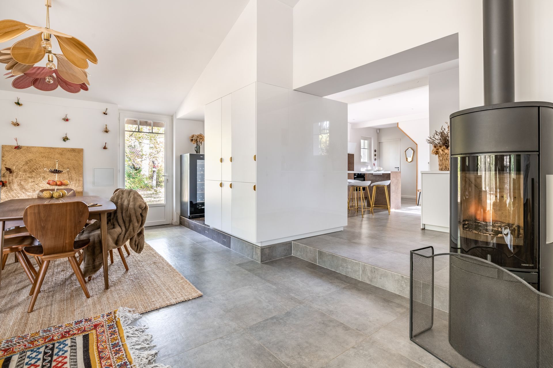 Poêle à bois dans salle à manger