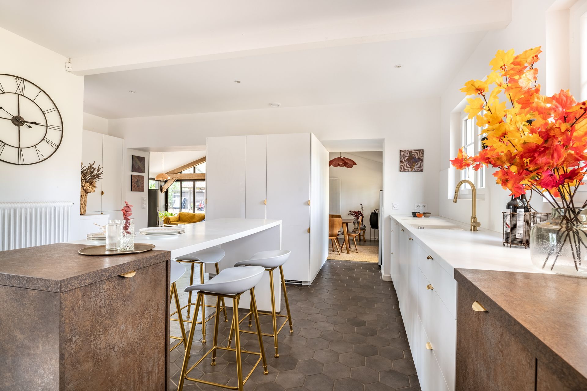 Cuisine avec horloge en fer