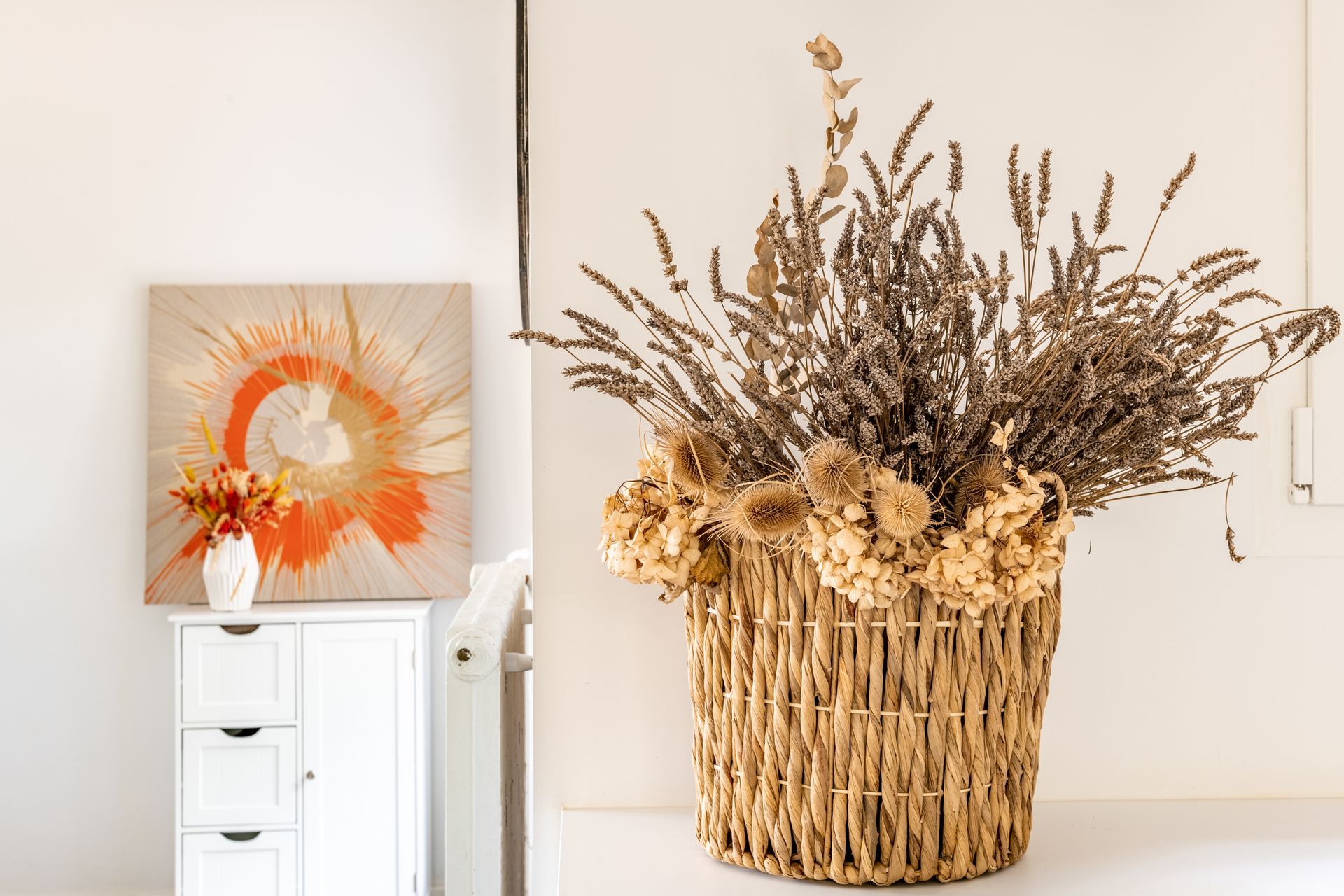 Fleurs séchées dans panier