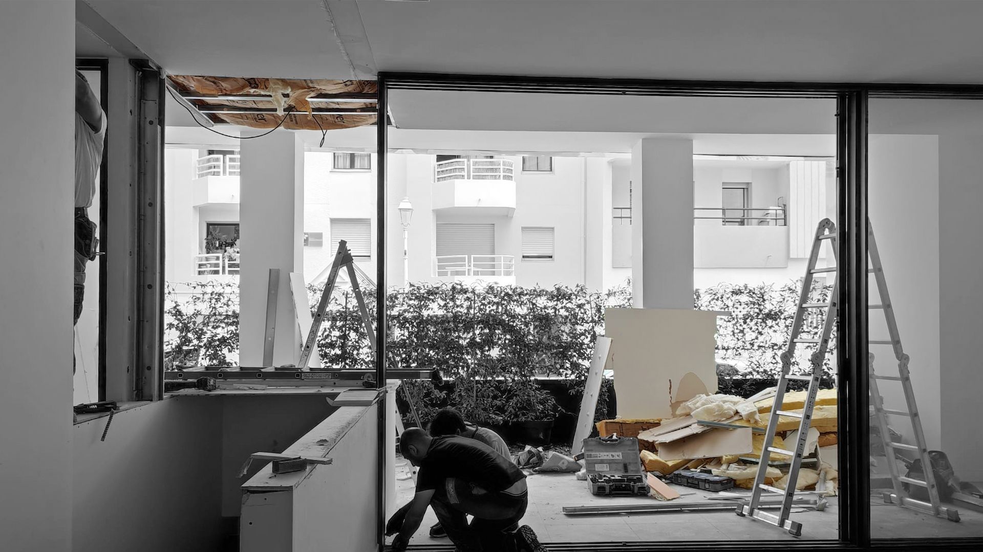 Ouvrier en train de refaire l'intérieur d'une maison